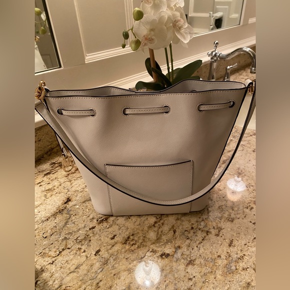 MICHAEL KORS DESIGNER HANDBAG WITH MATCHING WALLET - Picture 3 of 8